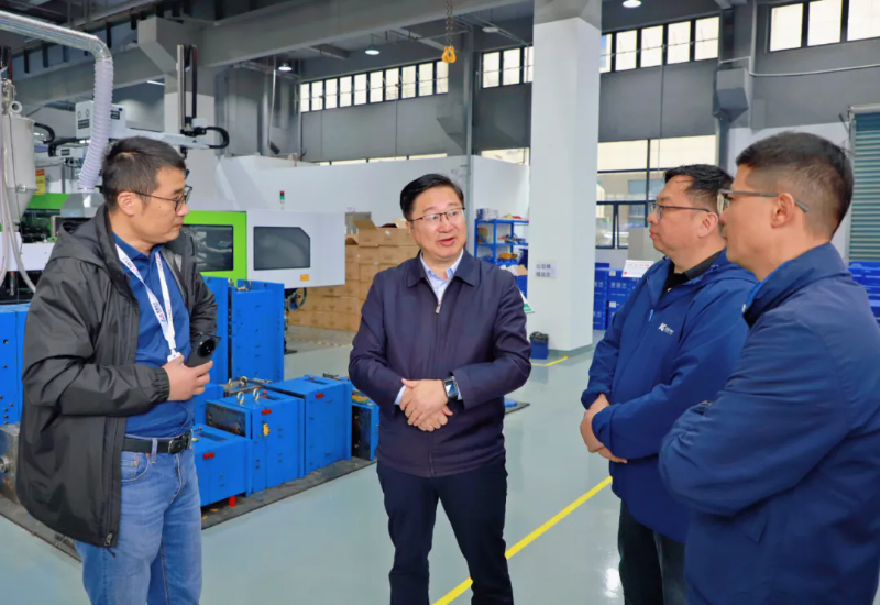 區委書記方忠赴企業宣講黨的二十屆四中全會精神并調研